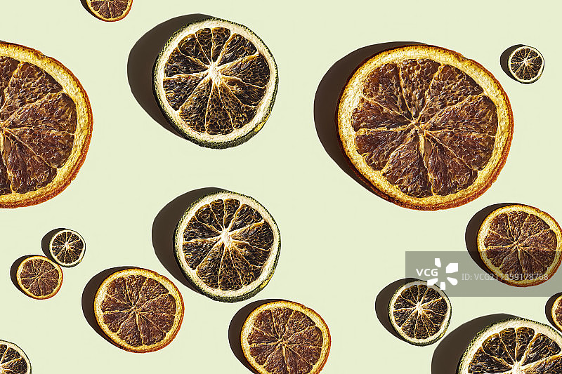 柠檬片的高角度视图与柠檬片超过彩色背景图片素材