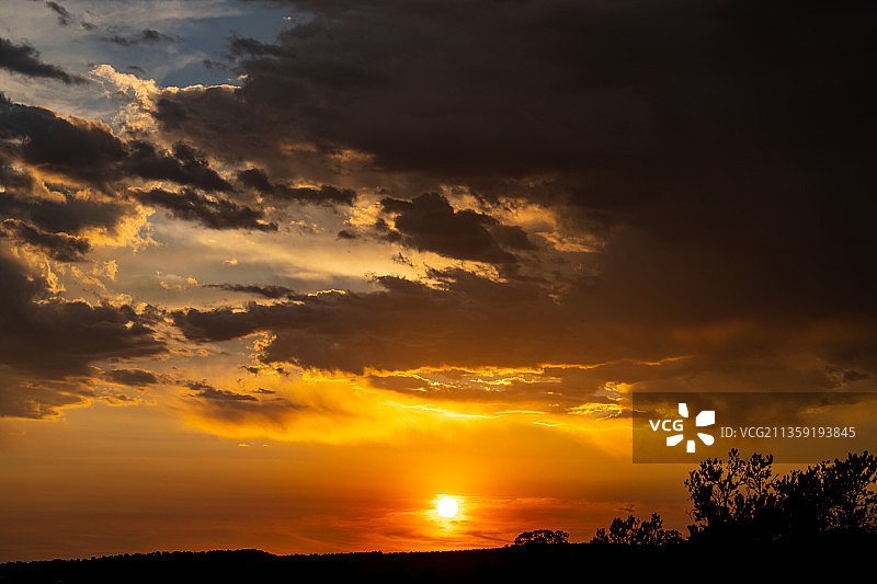日落时壮观的天空景色，美国科罗拉多州贝菲尔德图片素材