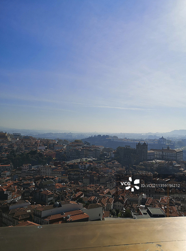 葡萄牙波尔图，天空下城镇景观的高角度视图图片素材