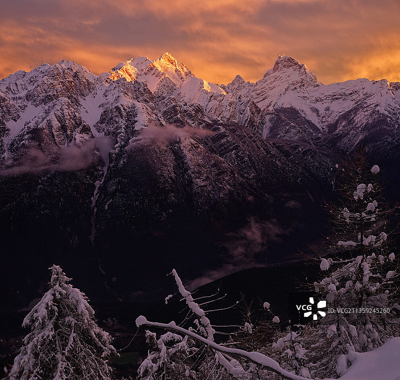 日落时分，意大利贝卢诺的卡多里山，白雪皑皑的山脉映衬着天空图片素材