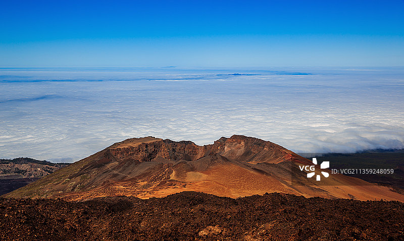 蓝天映衬下的火山景观图片素材