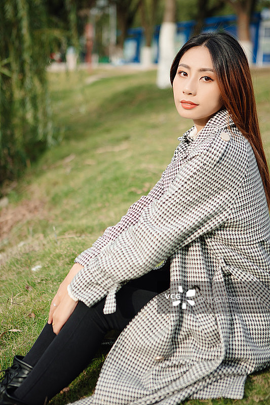 亚洲美女秋天户外旅行肖像图片素材