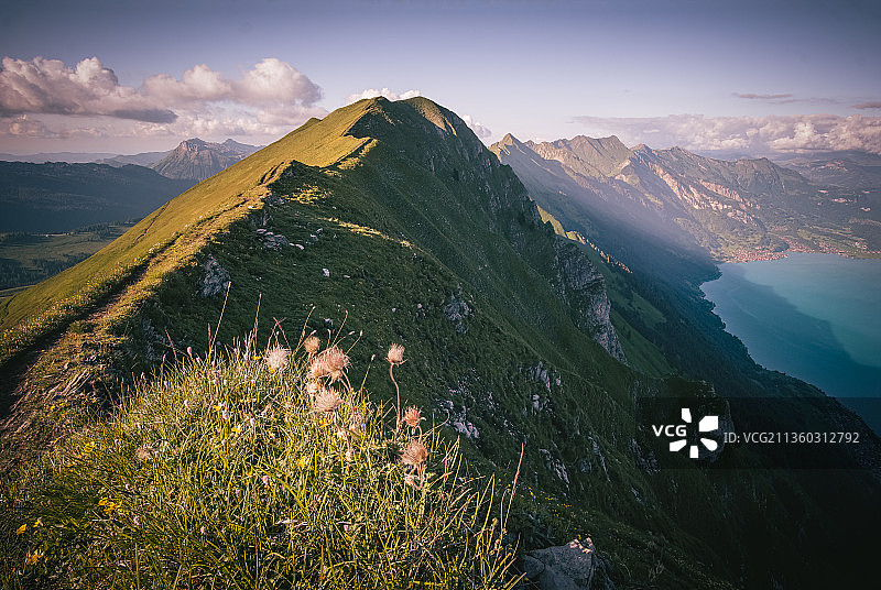 瑞士布里恩泽泽奥贝里德的奥古斯特马托恩，山景与天空相映图片素材