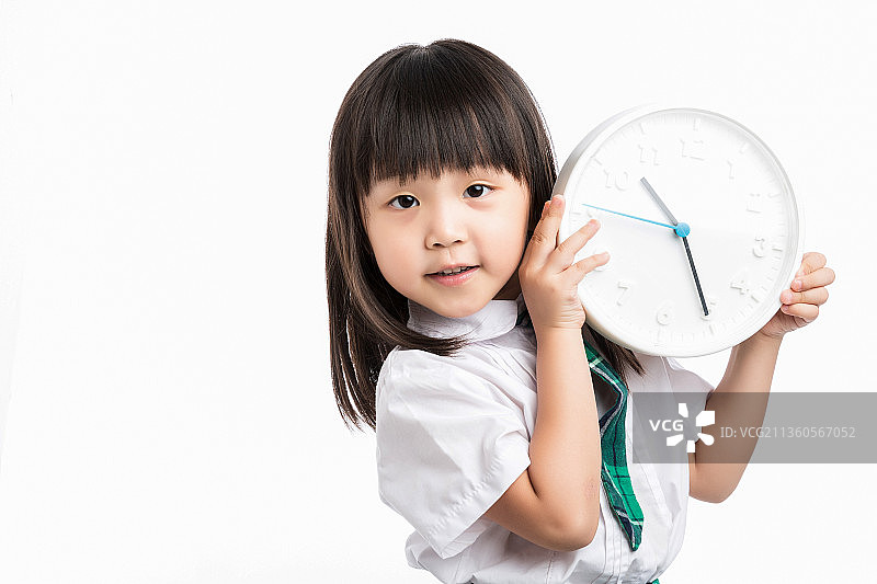 亚洲小女孩抱着一个白色钟表图片素材