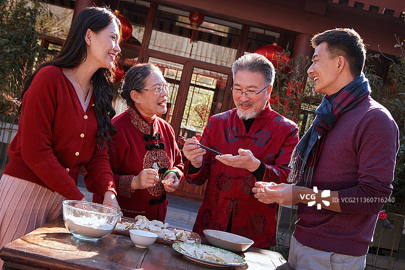 幸福的家庭过年包饺子图片素材