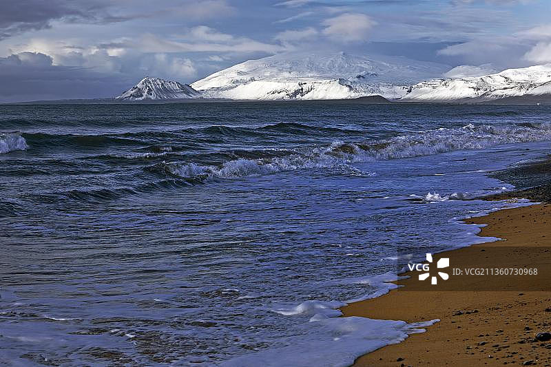 海滩与冲浪和火山和冰川Snaefellsjoekull, Langaholt, Snaefellsnes半岛，西冰岛，Vesturland，冰岛，欧洲图片素材