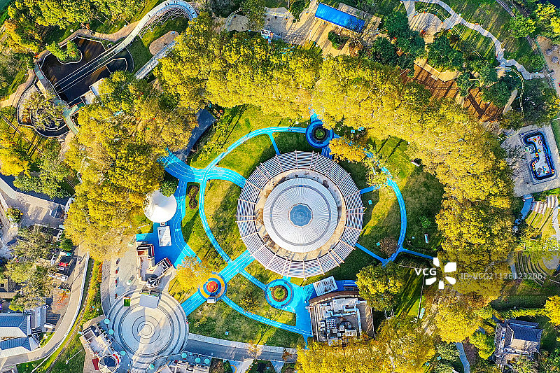 秋季航拍视角下的南京玄武湖公园，玄武湖菱洲生态乐园像太空堡垒图片素材