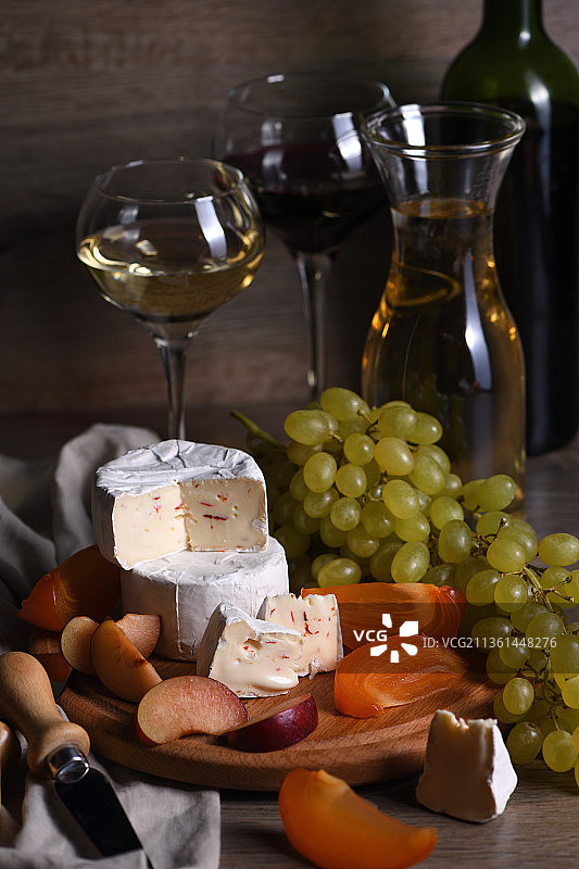 奶酪布里，卡芒贝尔加白葡萄，柿子片图片素材