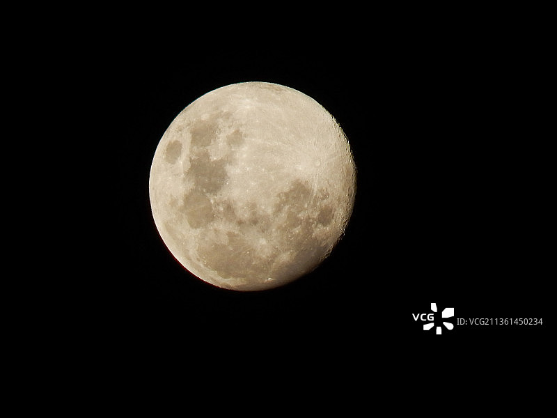 月亮在晴朗夜空下的低角度视角图片素材