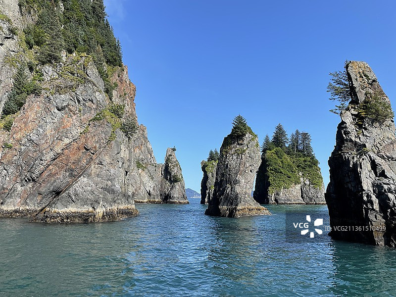 在湛蓝的天空衬托下，海上岩石形成的全景图片素材