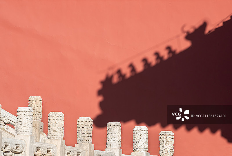 故宫汉白玉望柱与脊兽光影图片素材
