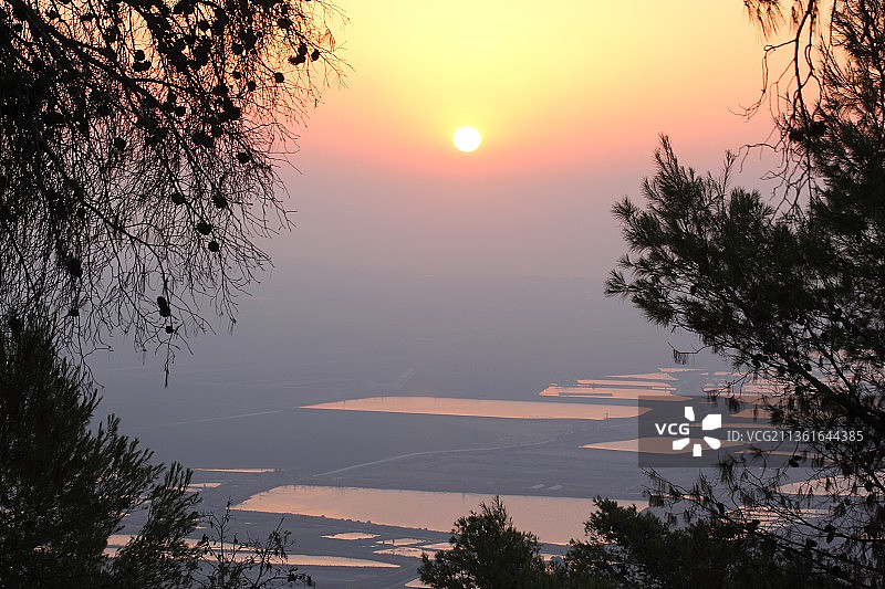 日出在基利波山，以色列，树木剪影湖在日落时的天空图片素材