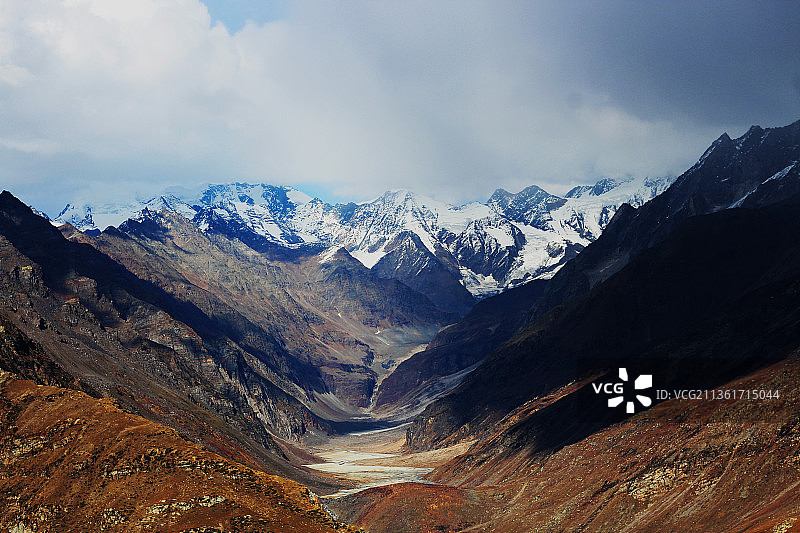 山谷，风景如画的雪山顶的天空，印度图片素材
