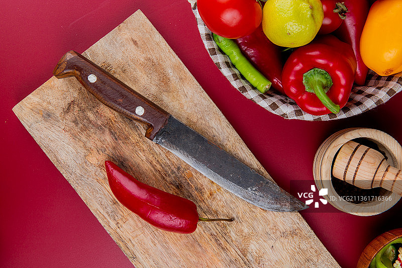 切菜板上辣椒和刀的俯视图图片素材
