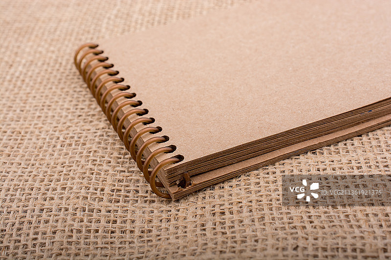 亚麻帆布上的棕色笔记本图片素材
