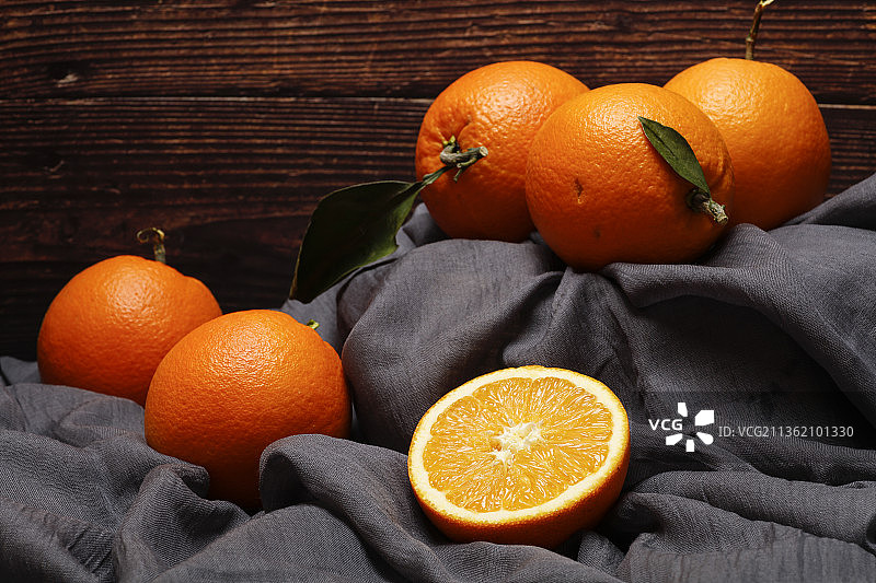 灰色背景，橙子创意摆拍图片素材