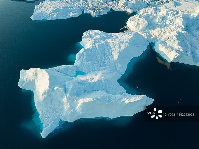 格陵兰岛，海上冰山的高角度视角图片素材