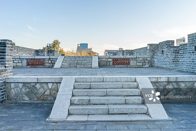 中国山东泰安泰山景区著名景点岱庙行宫里的台阶图片素材