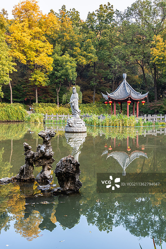 秋天中国南京栖霞山的明镜湖秋景图片素材