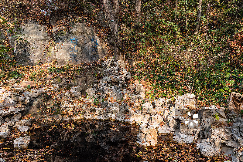 中国南京栖霞山的白乳泉摩崖石刻和试茶亭图片素材
