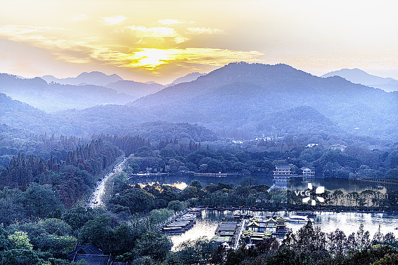 中国杭州市，西湖雷峰塔上眺望杭州天际线图片素材