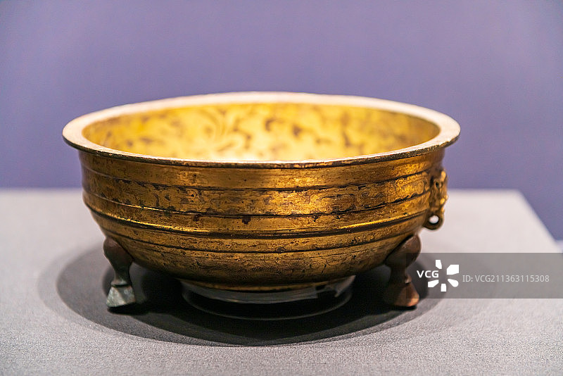 中国东汉时期文物，鎏金错银铜尊图片素材