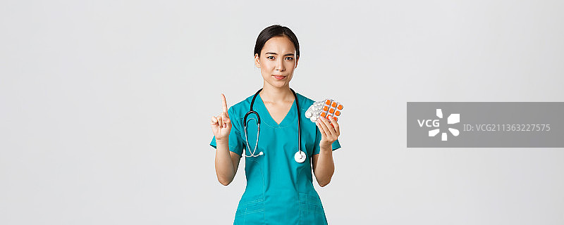 医护人员、预防病毒、隔离运动理念、女医生站在白色背景下打手势图片素材