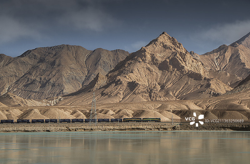 青藏铁路，雪山，火车，铁路，绿皮车，反射，倒影，湖泊，青藏线，青藏高原，可可西里，交通运输，铁路运输图片素材