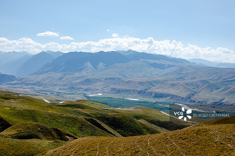 航拍视角拍摄中国新疆伊犁草原的河流河小路图片素材