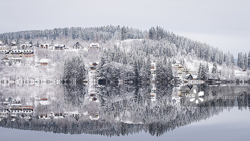 德国，冬季天空映衬下的湖景图片素材