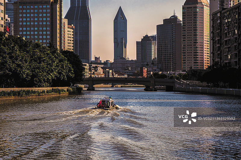黄昏时分，城市建筑中河流的景色图片素材