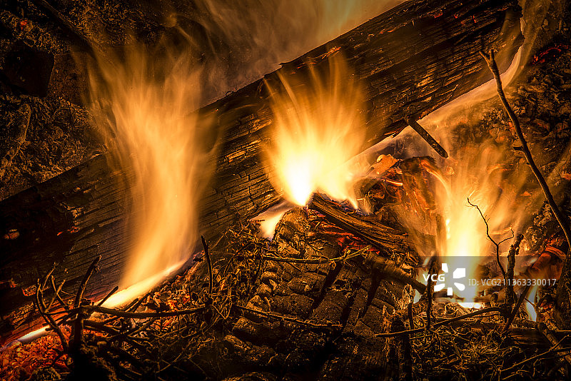 火焰，夜间篝火的特写，弗里蒙特县，科罗拉多州，美国，美国图片素材