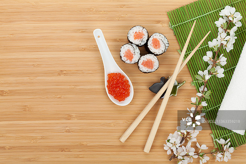 寿司套装，鱼子酱和新鲜樱花枝，餐桌上用筷子高角度观赏寿司图片素材