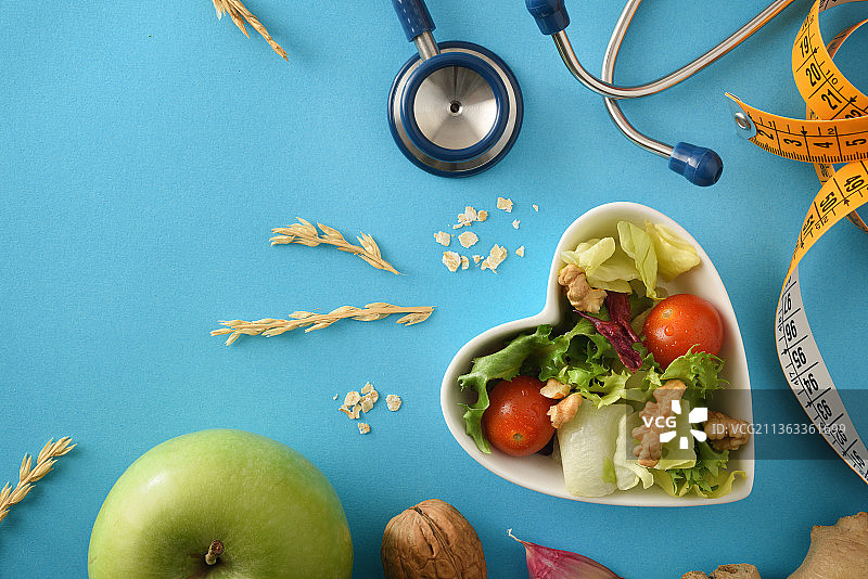 饮食保健食品有心碗和听诊器细节图片素材