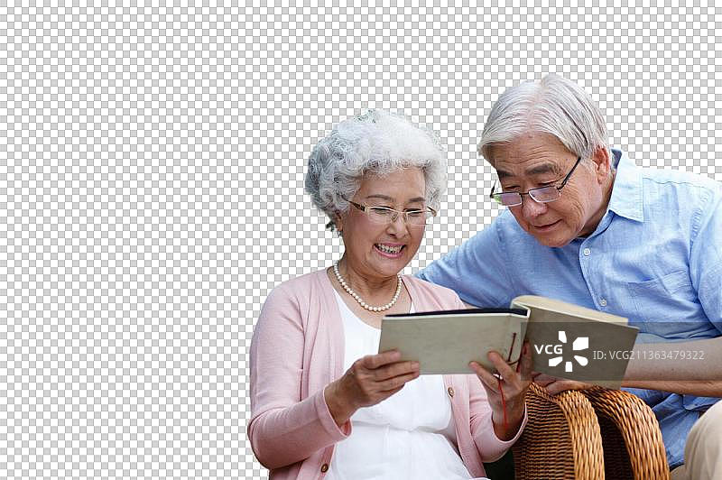 老年夫妇在看相册图片素材