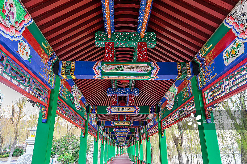 中国山东省泰安市泰山著名景点旅游风景区，泰山西湖悠长宁静的长廊图片素材