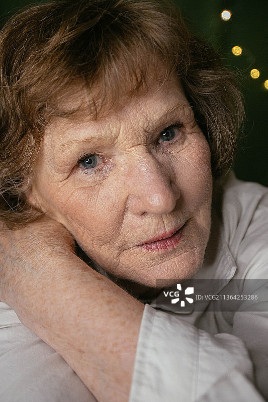 俄罗斯，在家中躺在床上的老年女性特写图片素材