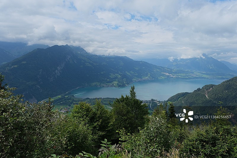 瑞士因特拉肯，天空衬托下的山景图片素材