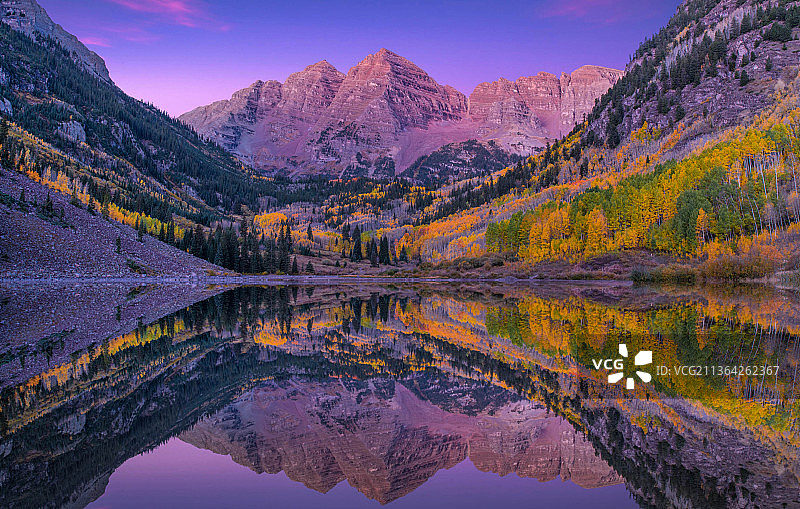 栗色的钟在秋天，风景湖的山对天空在秋天，栗色的钟，科罗拉多州，美国，美国图片素材