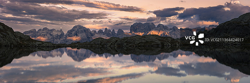 在日落期间，湖和山在天空下的全景图片素材