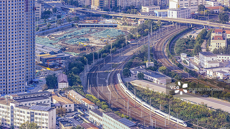 驶入天津站的高铁列车图片素材