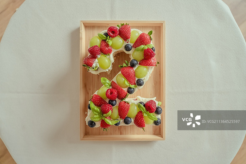 三维数字2特色草莓蓝莓青提红樱桃奶油蛋糕图片素材