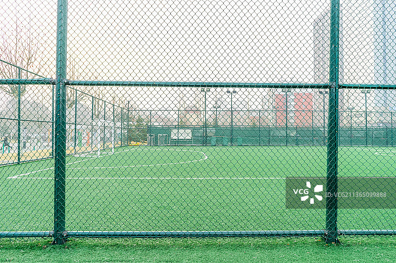 中国运动健身公园里的运动场场地里的绿色防护网图片素材