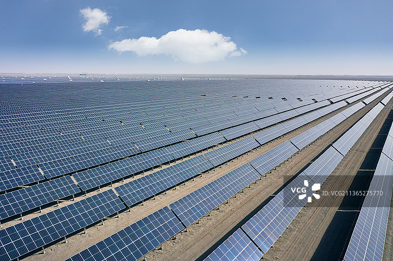戈壁沙漠太阳能发电区图片素材