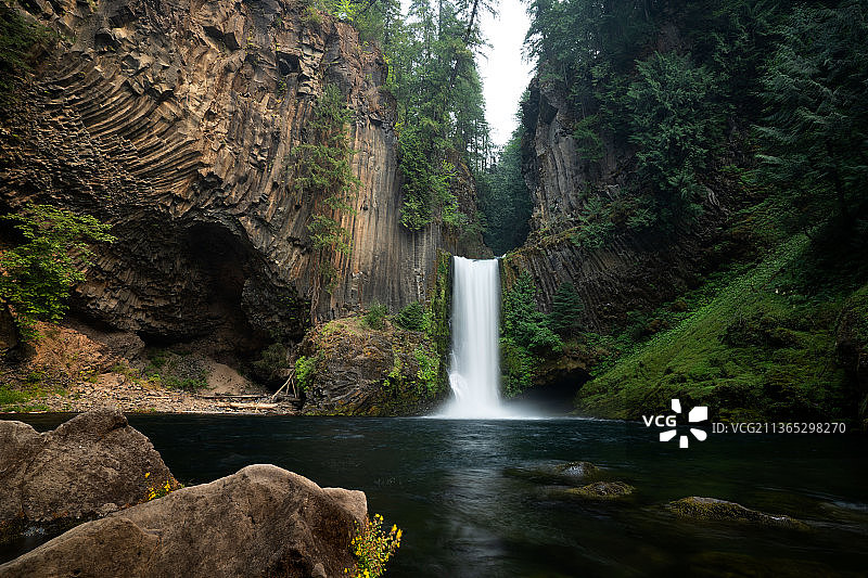 自然奇观，森林瀑布景观，Corbett，俄勒冈，美国图片素材