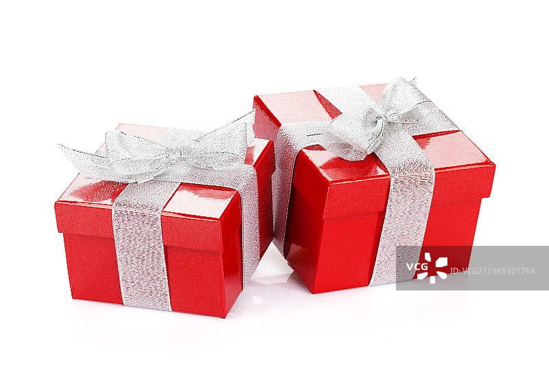 两个红色的礼盒，白色背景上圣诞礼物的特写图片素材
