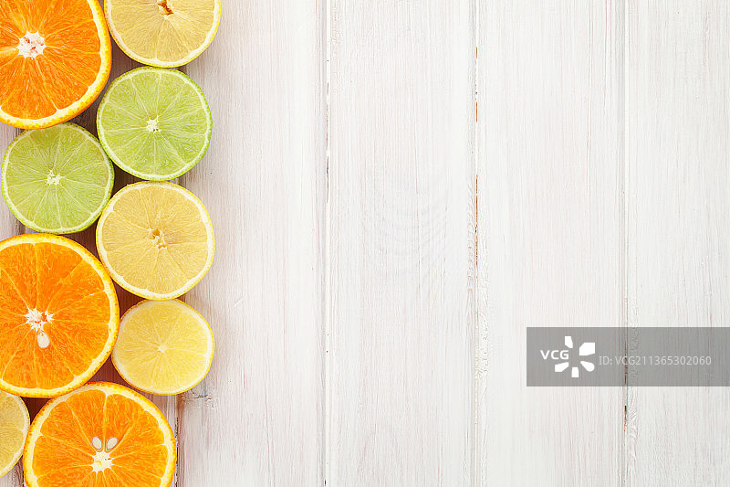 柑橘类水果橙子，酸橙和柠檬，桌子上的柑橘类水果的高角度视图图片素材