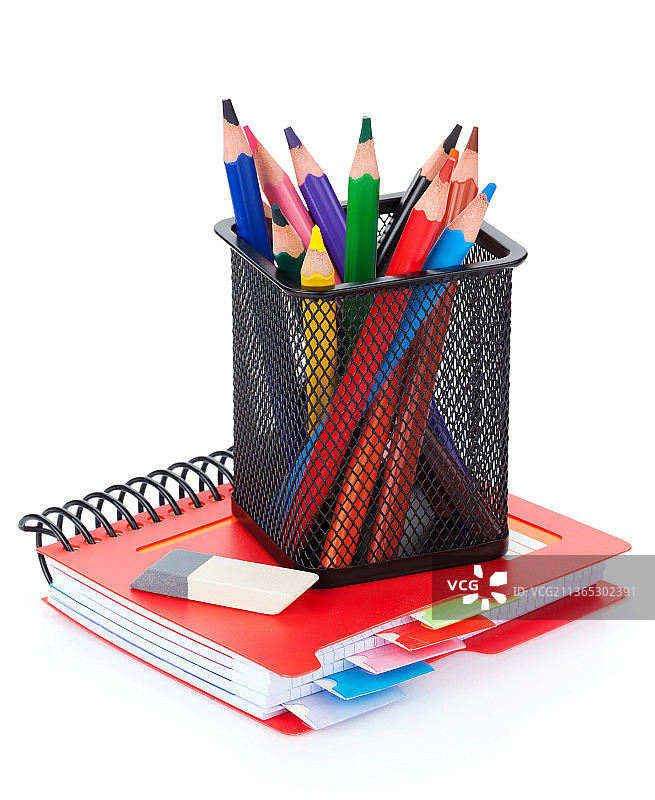 彩色铅笔和记事本，彩色铅笔在白色背景的书桌组织者的特写图片素材