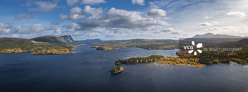 在瑞典的拉普兰，秋天有湖和山的野生景观图片素材