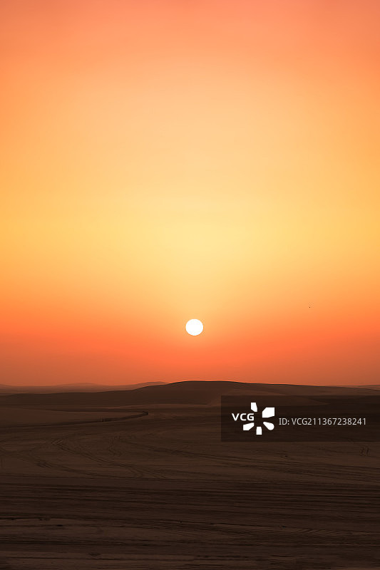 沙丘，日落时天空映衬下的沙漠风景图片素材